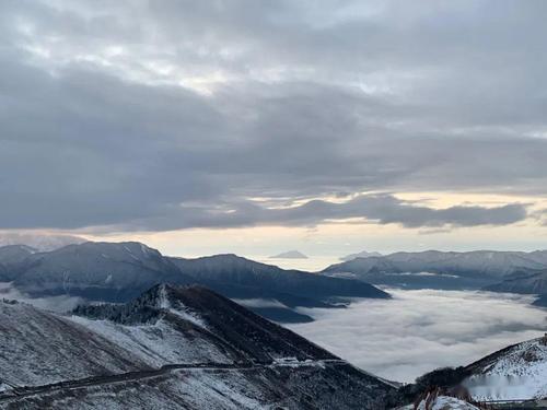 第一天：看日出、賞瀑布、看霧凇、看高山草原