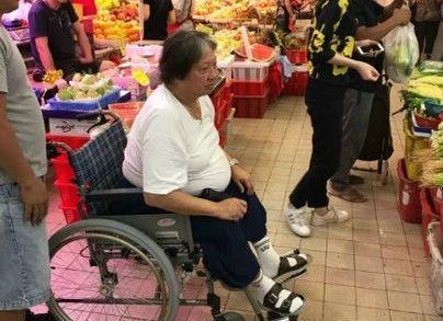 67歲洪金寶近照老似87歲，大腹便便狂抽雪茄，十足大佬氣勢